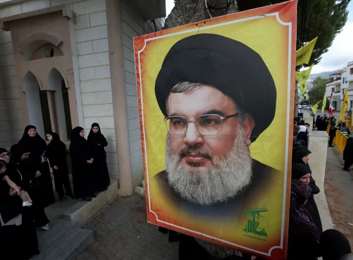 Pessoas se reúnem em torno de uma imagem do líder do Hezbollah, Sayyed Hassan Nasrallah