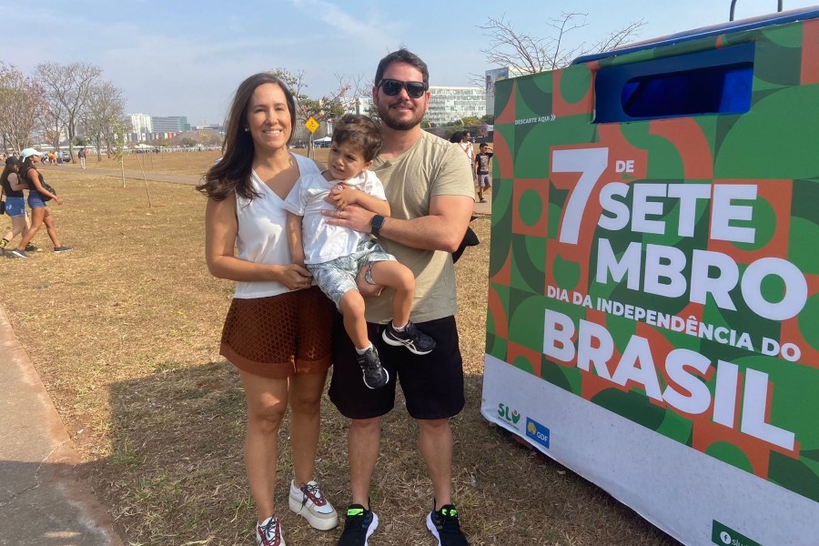 Família que acompanha o desfile de 7 de setembro em Brasília