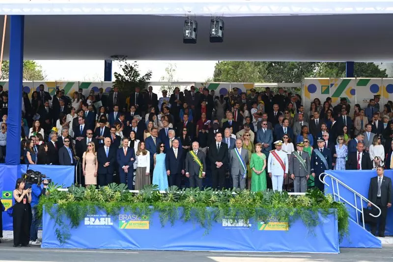 Autoridades reunidas no desfile de 7 de setembro